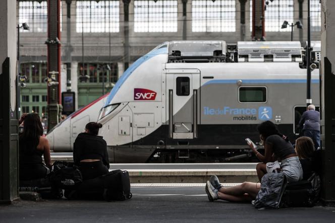 Os passageiros aguardam a partida do trem da estação de Lyon para Paris, em 31 de agosto de 2024.
