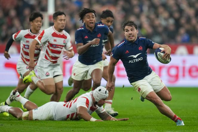 Após um ano de ausência, Antoine Dupont voltou ao XV francês, durante a vitória dos Blues contra o Japão, no Stade de France, em Saint-Denis (Seine-Saint-Denis), no dia 9 de novembro de 2024.