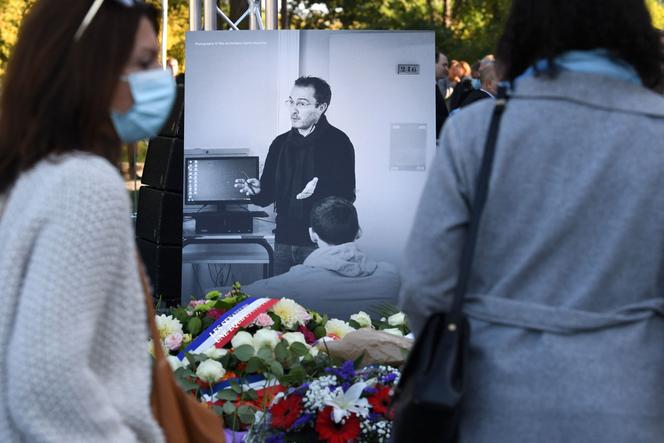 Durante cerimônia em homenagem ao professor de história e geografia Samuel Paty, em Eragny-sur-Oise (Val-d'Oise), 16 de outubro de 2021.
