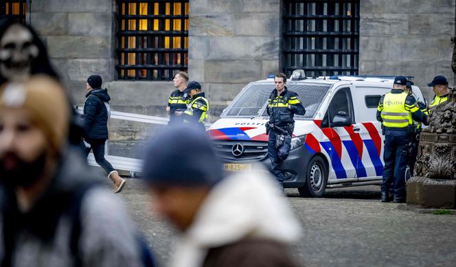 Des policiers néerlandais sur la place du Dam, à Amsterdam, le 9 novembre 2024.