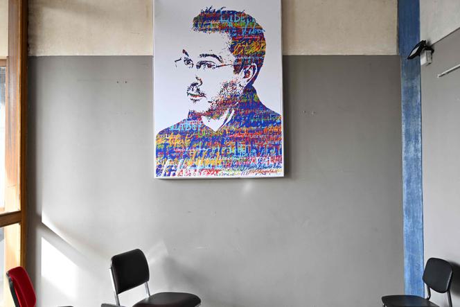 Retrato de Samuel Paty na escola Bois-d'Aulne, durante cerimônia em homenagem ao professor de história-geografia assassinado, em Conflans-Sainte-Honorine (Yvelines), 16 de outubro de 2023.