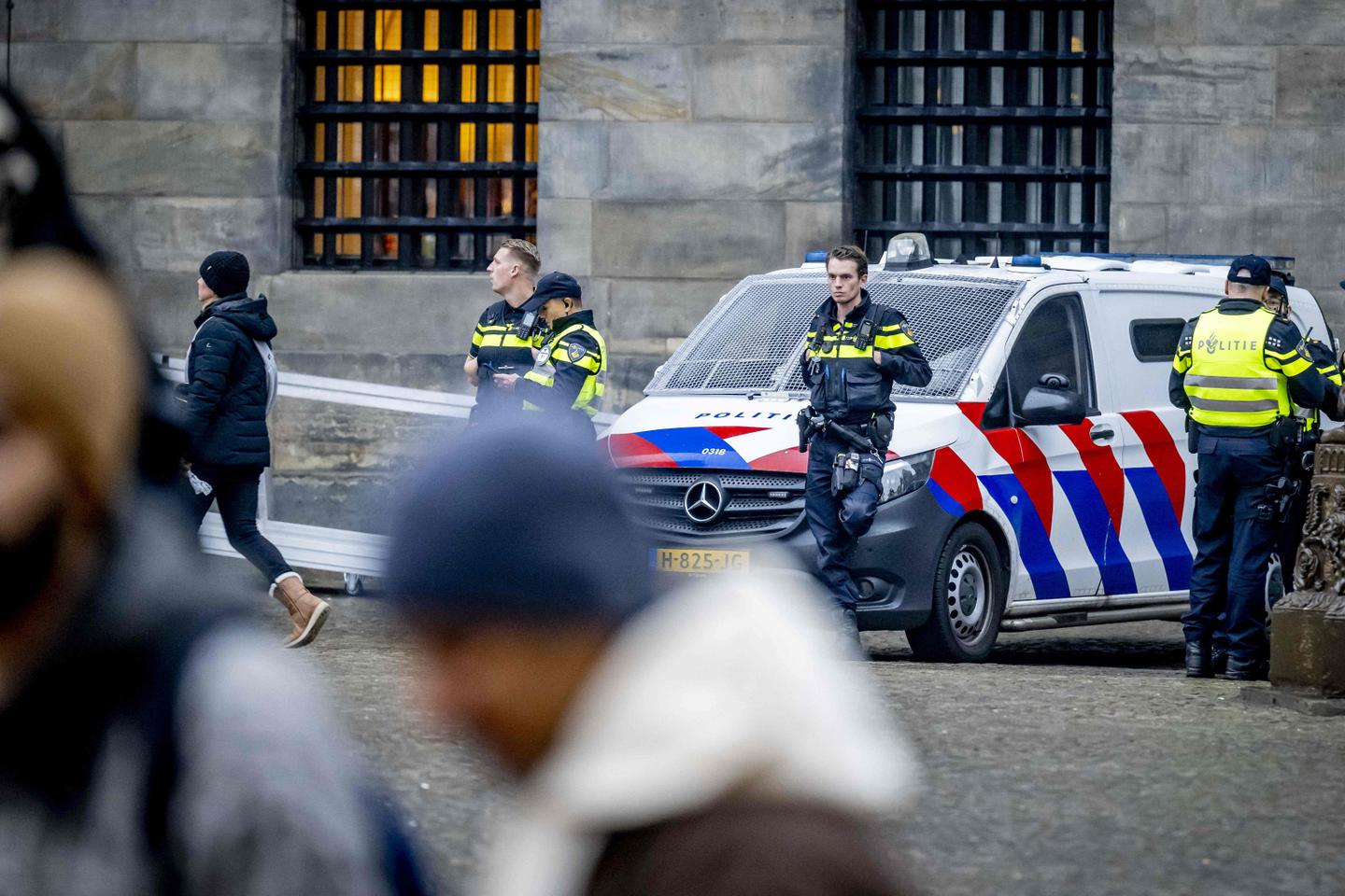 Regarder la vidéo Violences à Amsterdam : Bruno Retailleau signale le tweet d’une députée LFI à la justice