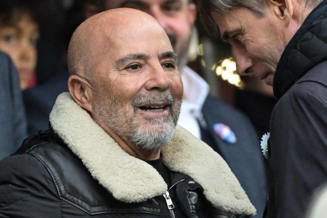 Jorge Sampaoli (esquerda) em discussão com o diretor esportivo do Stade Rennes, Frederic Massara, antes da partida contra o Toulouse, dia 10 de novembro de 2024, em Rennes.