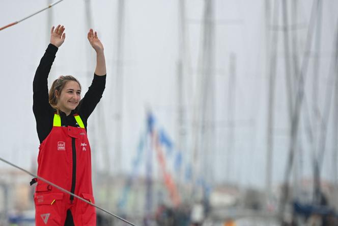 Violette Dorange em seu monocasco Imoca “DeVenir” antes do início da 10ª edição do Vendée Globe em Les Sables-d'Olonne (Vendée), 10 de novembro de 2024.
