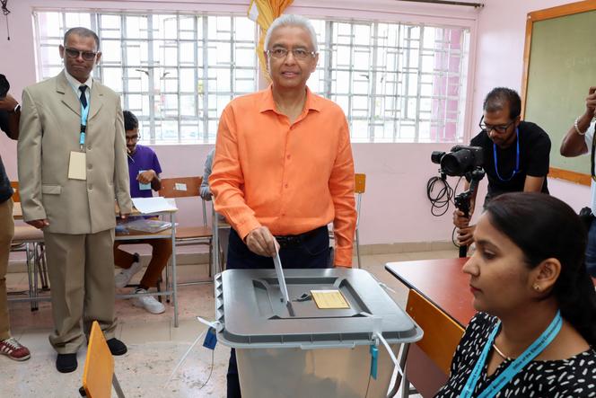 O primeiro-ministro das Maurícias e candidato do Movimento Socialista Militante (MSM), Pravind Jugnauth, vota durante as eleições nas Maurícias, 10 de novembro de 2024.