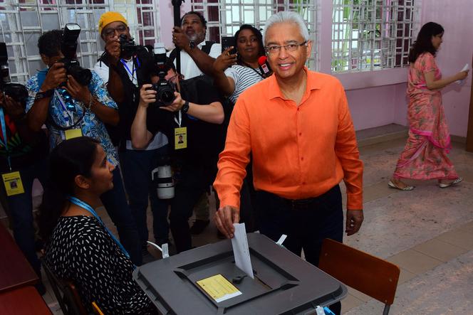 O primeiro-ministro cessante das Maurícias e candidato do Movimento Socialista Militante (MSM), Pravind Jugnauth, vota durante as eleições gerais nas Maurícias, numa assembleia de voto em Port Louis, em 10 de novembro de 2024.