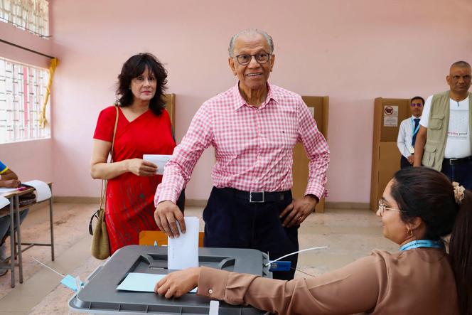 L’ancien premier ministre et candidat de l’Alliance du changement, Navin Ramgoolam, dépose son bulletin dans un centre de vote lors des élections générales mauriciennes à Vacoas, le 10 novembre 2024. 
