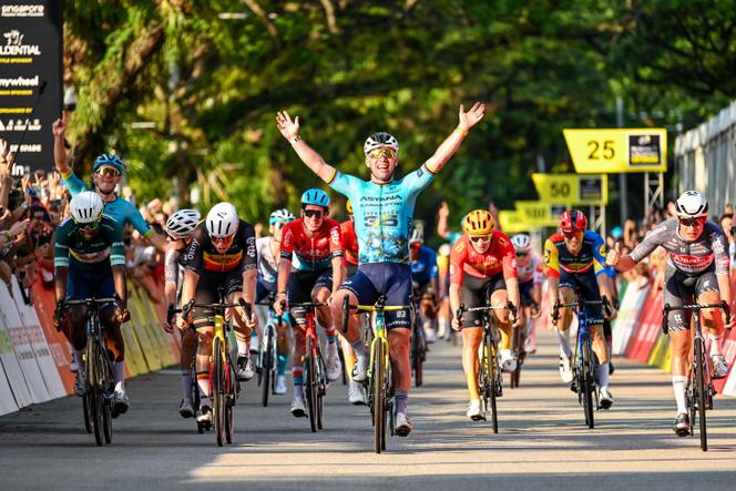 O britânico Mark Cavendish ultrapassando a linha de chegada do critério de Cingapura, 10 de novembro de 2024.