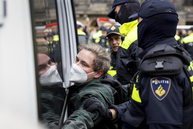 A polícia holandesa prende manifestantes pró-palestinos na Praça Dam, em Amsterdã, Holanda, em 10 de novembro de 2024. 