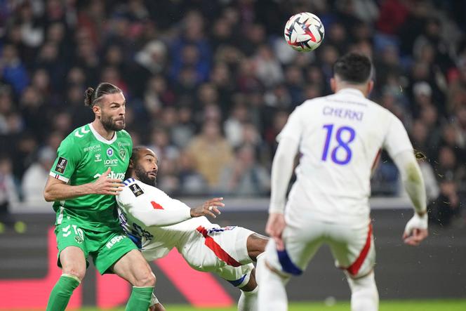 Alexandre Lacazette, ao centro, durante a partida entre Lyon e Saint-Etienne, no Groupama Stadium, em Décines-Charpieu (Ródano), 10 de novembro de 2024.