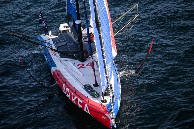 Skipper Yoann Richomme (Paprec Arkea), no início da décima edição do Vendée Globe, 10 de novembro de 2024 na costa de Les Sables-d'Olonne (Vendée).