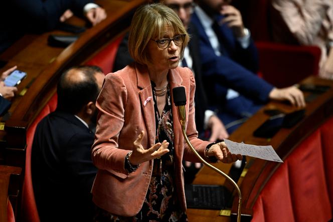 A deputada francesa do grupo de direita republicana Véronique Louwagie durante uma sessão de debate sobre a primeira parte do projeto de lei financeira de 2025 na Assembleia Nacional, em Paris, em 23 de outubro de 2024. 