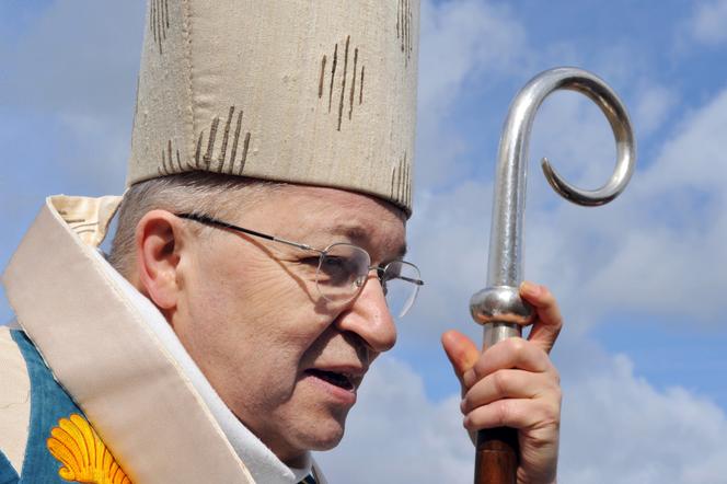 L’archevêque de Paris, Mgr André Vingt-Trois, arrive à l’abbaye du Mont-Saint-Michel, le 1er mai 2008, pour participer à une messe.