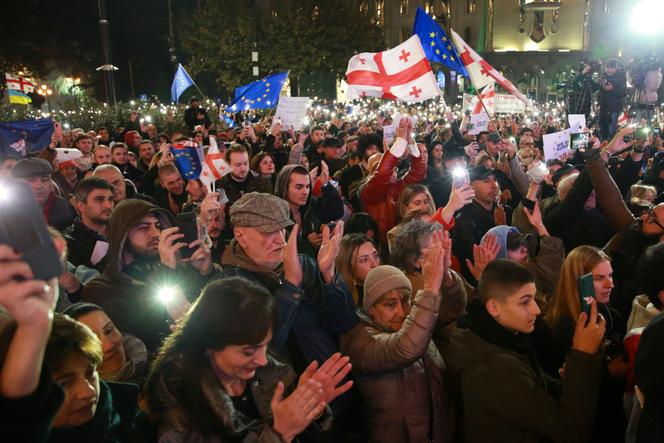 Lors d’une manifestation dénonçant une élection frauduleuse aux législatives en Géorgie, à Tbilissi, le 11 novembre 2024.