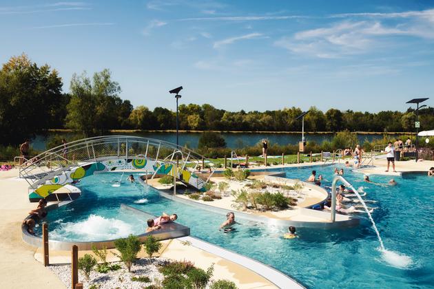 Située au bord du lac des Dagueys, la Calinésie est un complexe aquatique intercommunal.