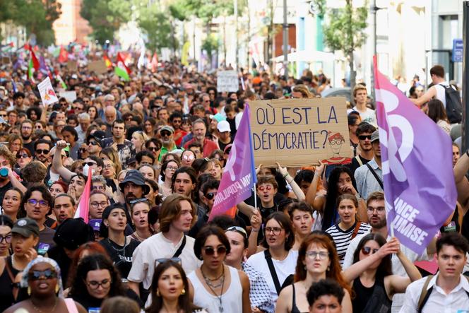 Durante uma manifestação contra a recusa do Presidente da República, Emmanuel Macron, em nomear um primeiro-ministro da coligação de esquerda da Nova Frente Popular, em Marselha, 7 de setembro de 2024.