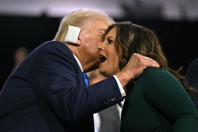 Donald Trump e a deputada republicana da Câmara Elise Stefanik durante o segundo dia da Convenção Nacional Republicana em Milwaukee, Wisconsin, 16 de julho de 2024. 