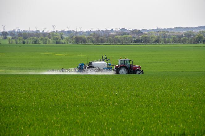 Pulvérisation de produits phytosanitaires sur un champ de blé à Saint-Rogatien (Charente-Maritime), le 1ᵉʳ avril 2021. 
