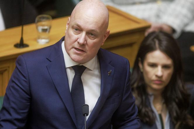 Le premier ministre néo-zélandais, Christopher Luxon, présente des excuses « officielles et sans réserve » au Parlement pour les tortures, négligences et abus généralisés dont ont été victimes des centaines de milliers d’enfants et d’adultes vulnérables, à Wellington (Nouvelle-Zélande), le mardi 12 novembre 2024.