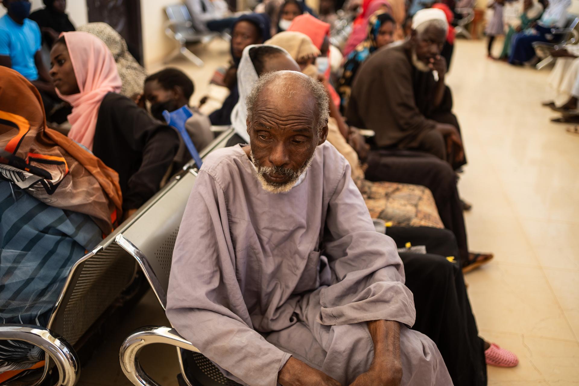 A l’hôpital Al-Shuhada, au nord de Khartoum, le 27 octobre 2024. De nombreuses personnes souffrent du paludisme, du choléra, de la dengue et de la malnutrition.