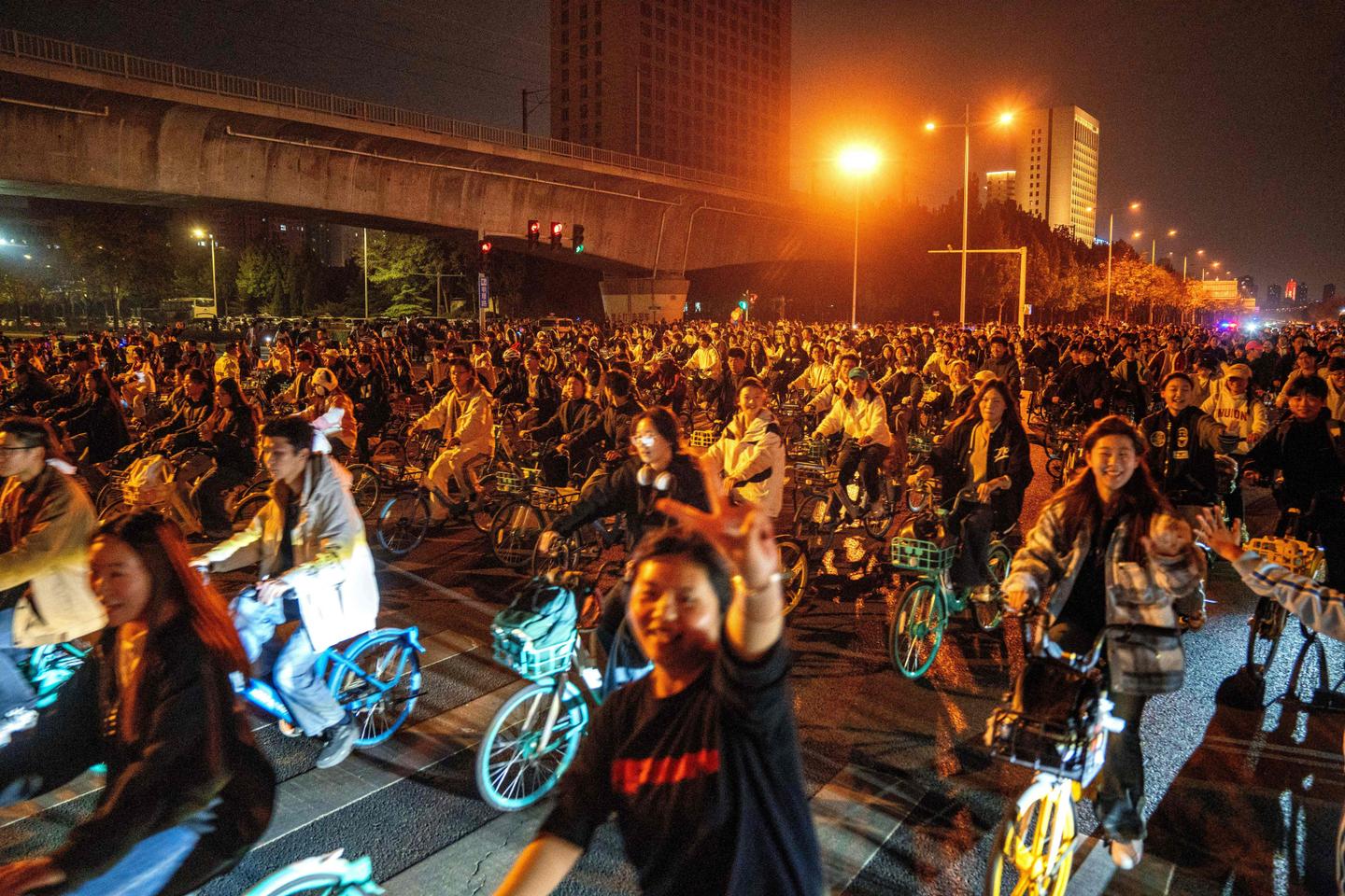 In China, authorities put an end to Henan students' late-night bike rides