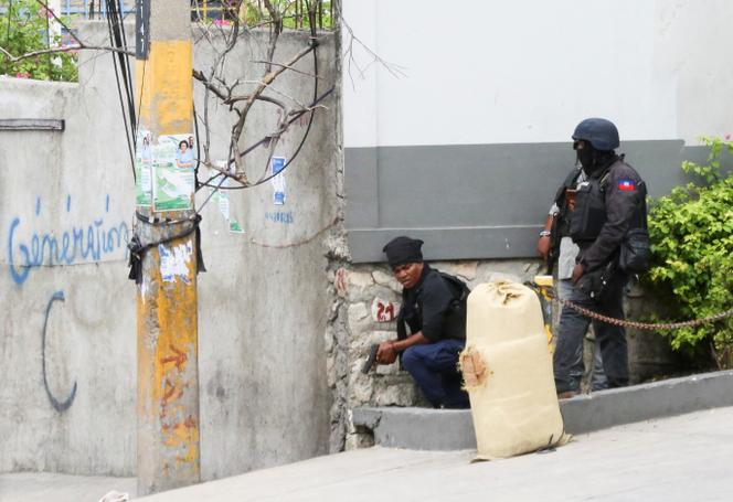 Polícia haitiana durante confrontos com gangues, em Porto Príncipe, 11 de novembro de 2024. 