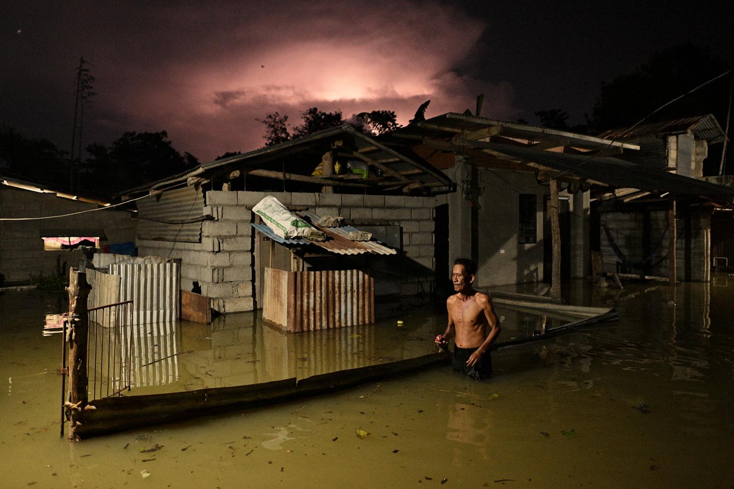 Storm-weary Philippines calls for aid as Typhoon Usagi approaches