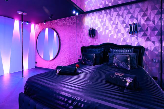 Um quarto no estabelecimento “Les Secrets Rooms Bonneville”, em Bonneville (Alta Sabóia), em dezembro de 2023.