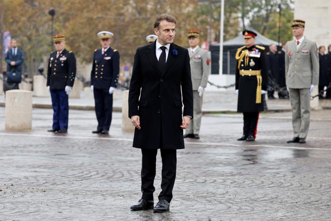 Emmanuel Macron na Place de l'Etoile, em Paris, 11 de novembro de 2024.