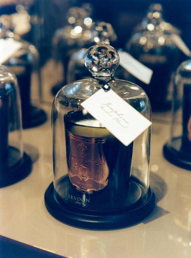 Une bougie parfumée Trudon, dans la boutique située rue de Seine, à Paris.