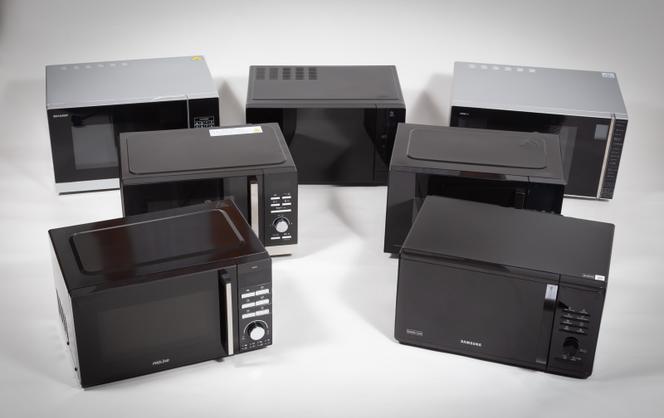 Les sept micro-ondes testés, de gauche à droite et de haut en bas : Sharp YC-PG284A, LG MH7032JAS, Whirlpool MWP 303 SB, Boulanger Essentielb EG285, Hisense H23MOBSD1HG, Fnac/Darty Proline CB231, Samsung MG23K2515AK