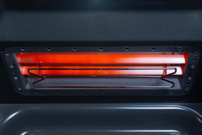 Le grill du four LG est assuré par deux résistances quartz protégées par un cache métallique