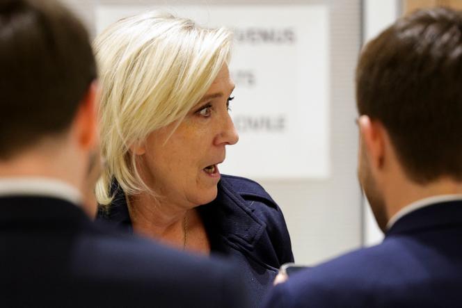 Marine Le Pen, líder do Comício Nacional (RN), reage às requisições durante o seu julgamento, no tribunal de Paris, em 13 de novembro de 2024.