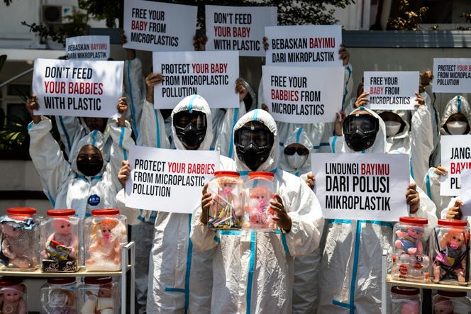 Des militants d’Ecological Observation and Wetland Conservation Indonesia (Ecoton) demandent à l’Agence nationale de contrôle des médicaments et des denrées alimentaires de mettre en place une surveillance stricte de l’utilisation des microplastiques dans les cosmétiques et les articles de soins pour bébés.  A Surabaya (Indonésie), le 7 novembre 2024.