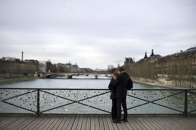 Un couple s’embrasse sur le Pont des Arts, le 14 février 2011 à Paris.