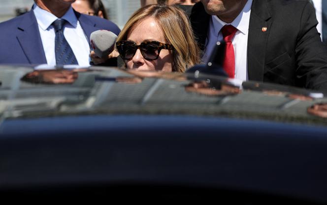 A Presidente do Conselho, Giorgia Meloni, durante a sua visita a um centro para migrantes construído pela Itália a 60 quilómetros de Tirana, Albânia, em 5 de junho de 2024.