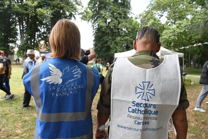 Durante um piquenique solidário organizado por associações (incluindo Secours catholique), em Isère, em julho de 2023.