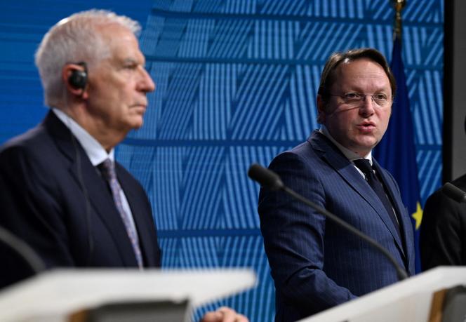 O Comissário Europeu para a Vizinhança e Alargamento, Oliver Varhelyi, e o Alto Representante da União Europeia para os Negócios Estrangeiros e a Política de Segurança, Josep Borrell, realizam uma conferência de imprensa com o Primeiro-Ministro ucraniano após uma reunião do Conselho de Associação UE-Ucrânia na sede da UE em Bruxelas, em Março 20, 2024. 