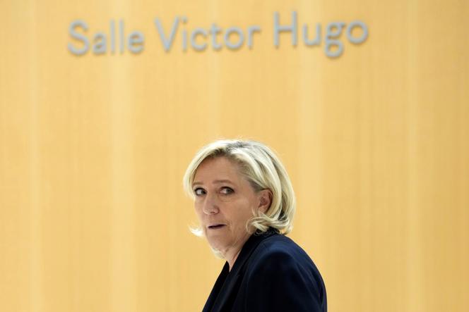 Marine Le Pen, à sua chegada ao tribunal de Paris para o julgamento da alegada apropriação indébita de fundos do Parlamento Europeu pelo Comício Nacional, 6 de novembro de 2024.