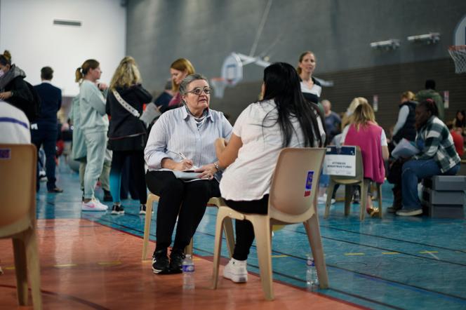 Lors d’une journée de mise en relation entre demandeurs d’emploi et entreprises, organisée à l’initiative de France Travail et de la ville de Rouen, au gymnase Nelson Mandela de Rouen (Seine-Martime), le 10 octobre 2024.
