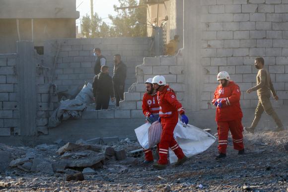 Des sauveteurs évacuent les corps des victimes à la suite d’un bombardement aérien israélien, à Baalbek, dans l’est du Liban, le 14 novembre 2024.
