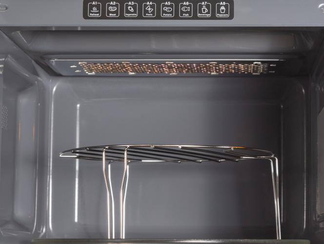 Tous les appareils sont fournis avec une grille métallique qui peut être utilisée pour la cuisson au grill ou en mode combiné grill+micro-ondes