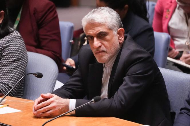   Embaixador do Irã nas Nações Unidas, Amir Saeid Iravani, durante reunião do Conselho de Segurança sobre a situação no Oriente Médio, na sede das Nações Unidas, 2 de outubro de 2024, em Nova York (Estados Unidos). 