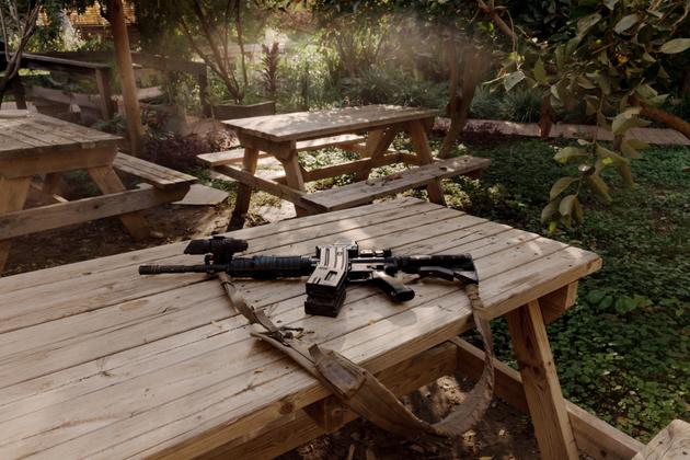 Un fusil automatique, dans le ranch de Danny, à Sitria, au sud de Tel-Aviv (Israël), le 29 octobre 2024.