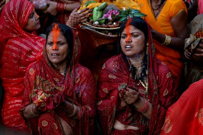 Des dévotes hindoues offrent des prières au dieu du Soleil à l’occasion du festival Chhath Puja, sur les rives du Gange, au Man Mahal Ghat, à Varanasi (Inde), le 8 novembre 2024.