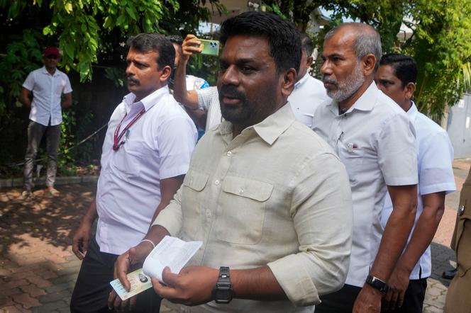 Le président du Sri Lanka, Anura Kumara Dissanayake, arrive pour voter lors des élections législatives à Colombo, au Sri Lanka, le jeudi 14 novembre 2024.
