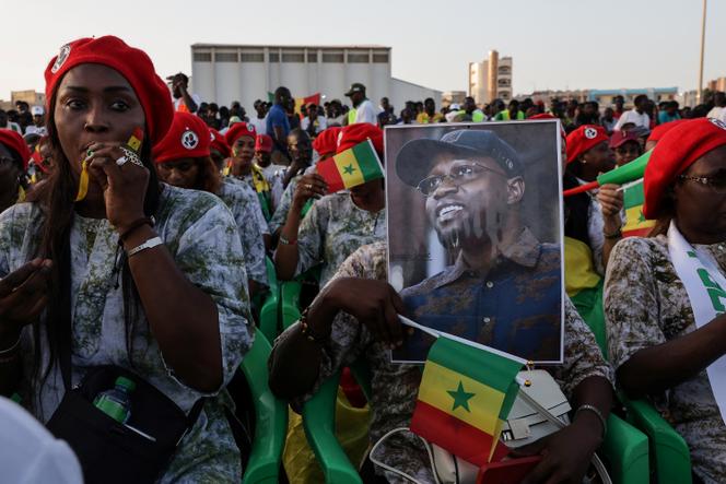 Des soutiens du premier ministre, Ousmane Sonko, lors d’un meeting à Guédiawaye, dans la banlieue de Dakar, le 13 novembre 2024.