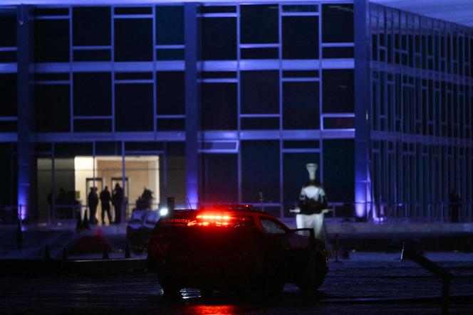 Polícia brasileira no local da explosão na Praça dos Três Poderes, Brasília, 13 de novembro de 2024.