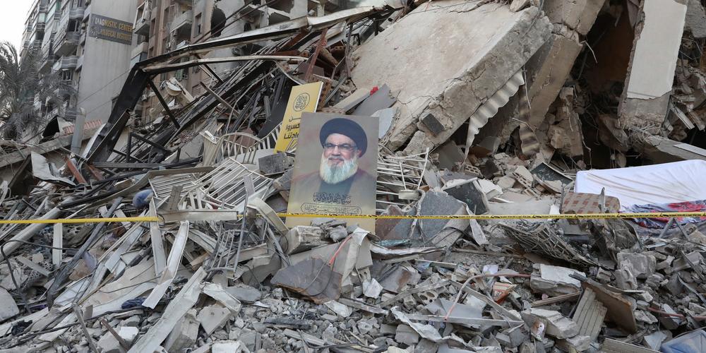 Un portrait de l’ancien chef du Hezbollah, Hassan Nasrallah, placé sur les décombres d’un bâtiment détruit par des frappes israéliennes sur la banlieue sud de Beyrouth, le 14 novembre 2024.