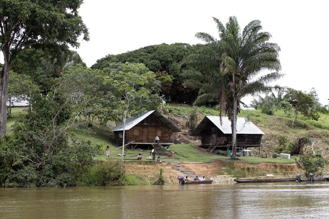 Le village d’Elahe, au cœur du parc national amazonien de Guyane, au bord du fleuve Maroni, le 13 mars 2007. 